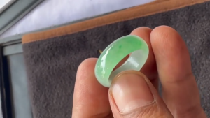 くりぬきろうかん翡翠リング　ミドリに染まる