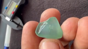 氷翡翠原石　蒼い矢じり