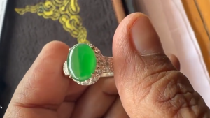 ろうかん翡翠ルース　キレイな人