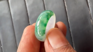 くりぬき翡翠リング　牧場の風