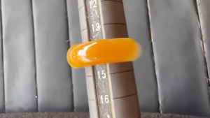 くりぬき黄翡翠彫刻リング　美黄