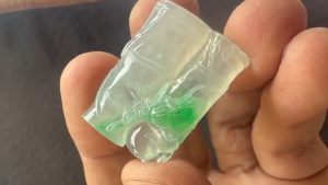 氷翡翠カービング　竹と蝗