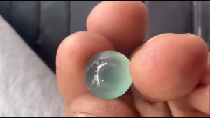 アイスブルー翡翠ルース　暖かな氷の目