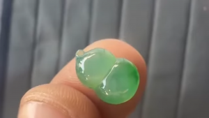 ろうかん翡翠カービング　貯富