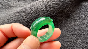 ろうかん氷翡翠彫刻リング　夢結び