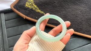 アイスプリンセスバングル　水辺にて