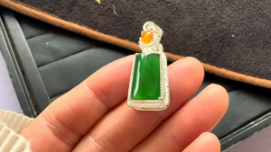 イエロー＆ろうかん翡翠ペアルース　嵐山