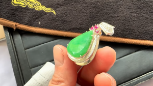 ろうかん翡翠プレートルース