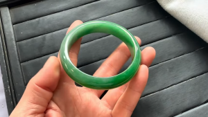 高級ろうかん翡翠バングル　真っ盛り（値下がり）