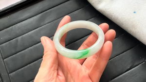 氷翡翠バングル