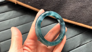 高級アイスブルー翡翠バングル　群青