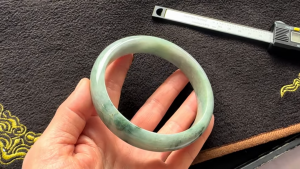 本翡翠バングル　大きい子