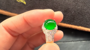 蛍光翡翠ルース　ミドリにソマレ