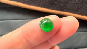 蛍光翡翠ルース　ミドリのチカラ