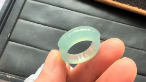 アイスブルー翡翠彫刻リング　いち会