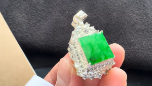 ろうかん翡翠プレートルース