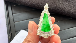 ろうかん翡翠プレートルース　もみの木