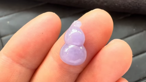 ラベンダー翡翠カービング
