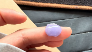 ラベンダー翡翠カービング