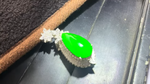 高級ろうかん翡翠ルース　ばえるミドリ