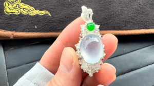 蛍光＆アイスブルー翡翠ペアルース　光る海