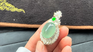 蛍光＆アイスグリーン翡翠ペアルース　まほろば