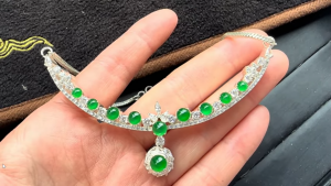 蛍光翡翠ネックレス　美の連結