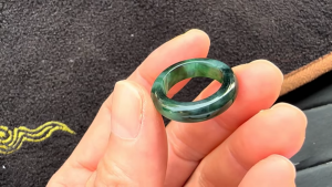 格安くりぬき本翡翠リング　イロドリミドリ