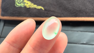 高級氷翡翠ルース　孤高の翠