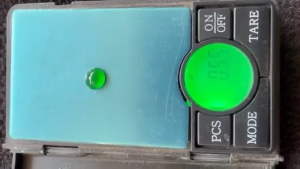 蛍光翡翠ルース　普遍的価値