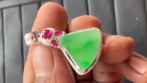 ろうかん翡翠プレートルース　常春の胸元