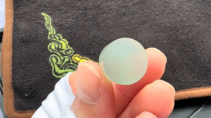 氷翡翠原石　宝石質