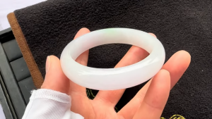 氷翡翠バングル　どんなお洋服にも