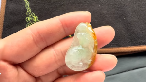 氷翡翠カービング　見返り兎