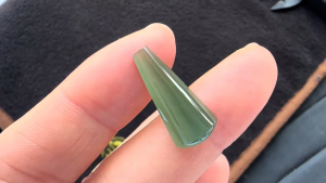 ろうかん翡翠ファンシーカットルース　宇治利兵衛