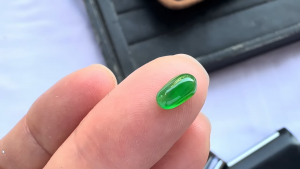 格安蛍光翡翠ルース　とらわれのない心