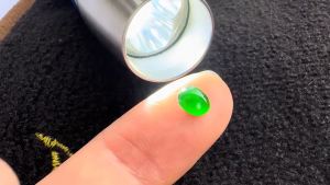 格安ろうかん翡翠ルース　光る森