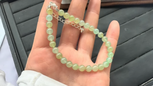 氷翡翠ビーズブレスレット　ゆうなぎ
