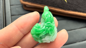 本翡翠カービング　森の果実