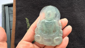 高級氷翡翠カービング　観自在菩薩