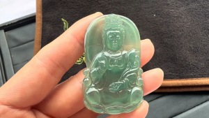 氷翡翠カービング　観世音菩薩