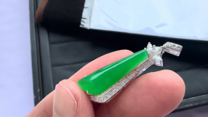 ろうかん翡翠ファンシーカットルース