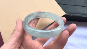 氷翡翠バングル　朝の光