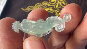 氷翡翠カービング　ストレンジキャロット