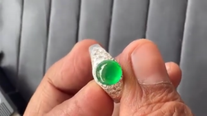 蛍光翡翠ルース　翠の刻印