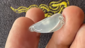 氷翡翠カービング　仏手