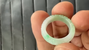 氷翡翠カービングリング　轍