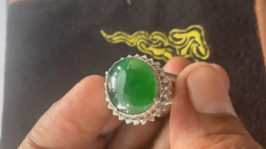 ろうかん翡翠ルース　身近なスター