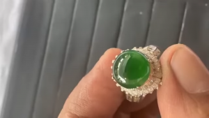 ろうかん翡翠ルース　珠石