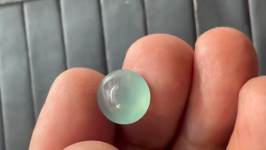 アイスブルー翡翠ルース　森泉